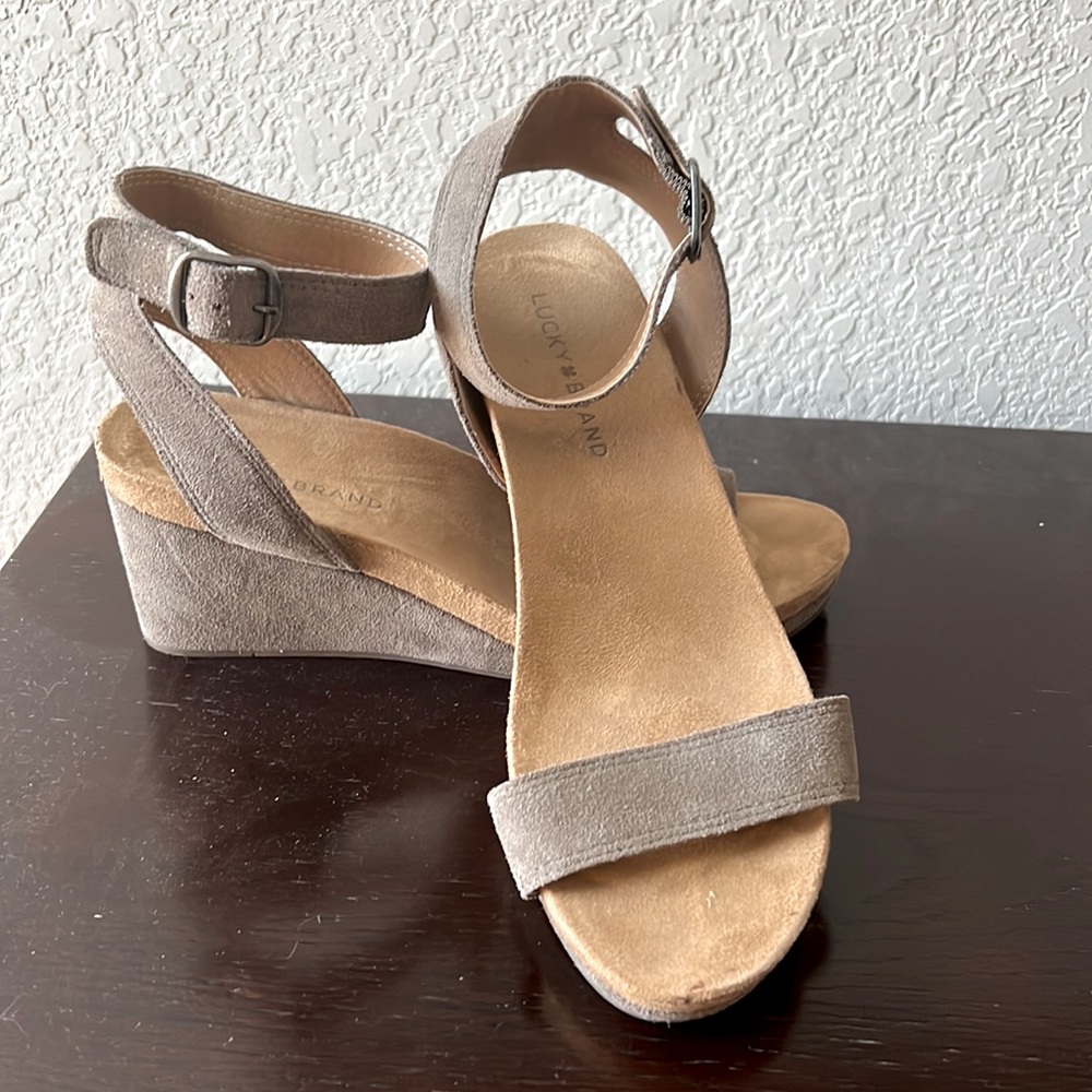 Wedge nude sandals